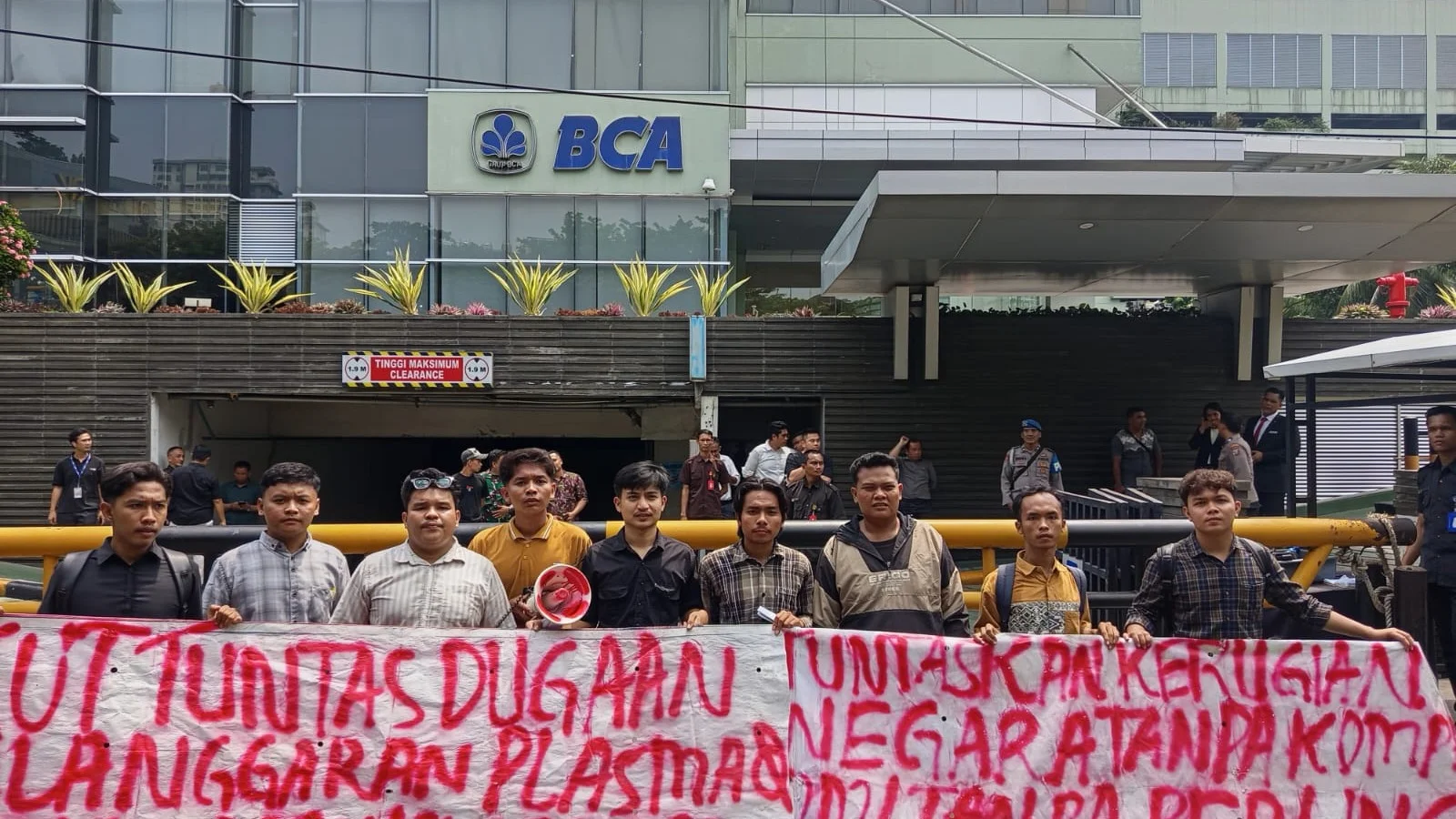 ALIANSI MAHASISWA PEDULI RAKYAT SUMATERA UTARA MELAKSANAKAN UNJUK RASA DI PT WILMAR GROUP. DESAK PEMERINTAH TINDAK TEGAS DUGAAN PELANGGARAN KEWAJIBAN PLASMA DAN DUGAAN MANIPULASI HARGA EKSPOR CPO