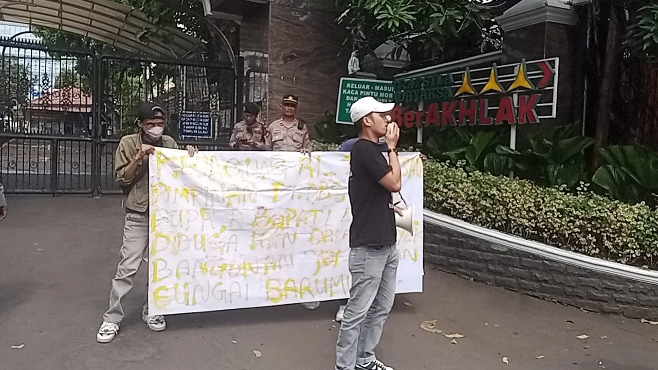 MADILOG SUMUT Gelar Aksi di Depan Kejagung RI, Desak Usut Dugaan Korupsi Proyek Jembatan Sungai Barumun