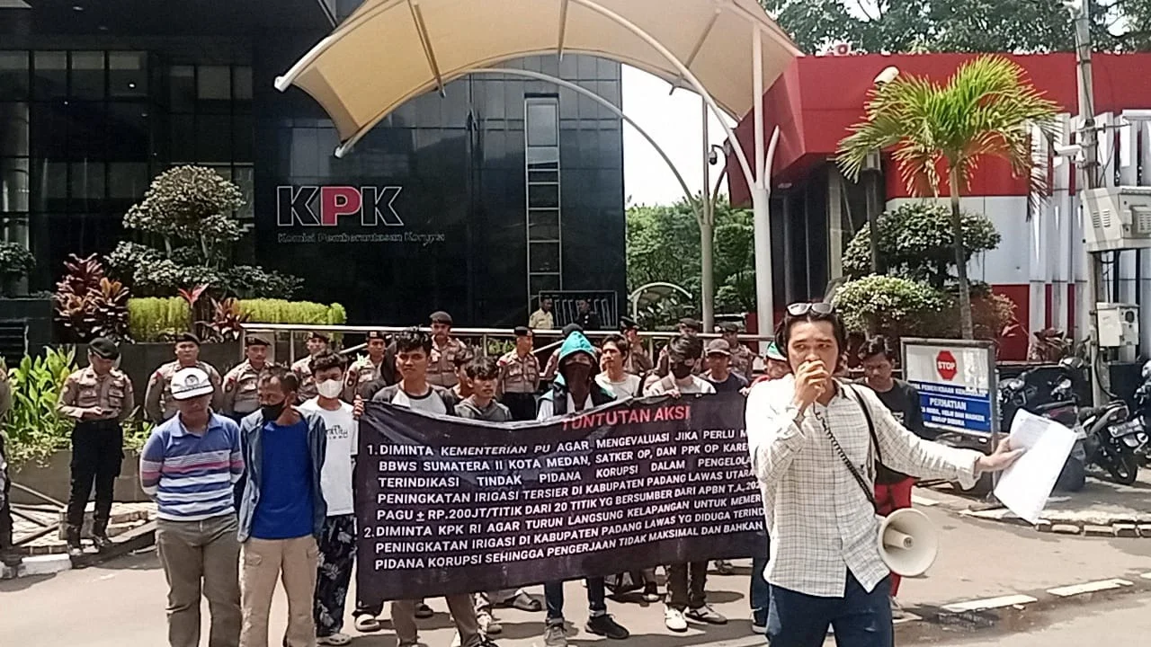 MADILOG SUMUT Gelar Aksi di Kementerian PU dan KPK RI, Desak Pengusutan Dugaan Korupsi Proyek Irigasi Rp4 Miliar