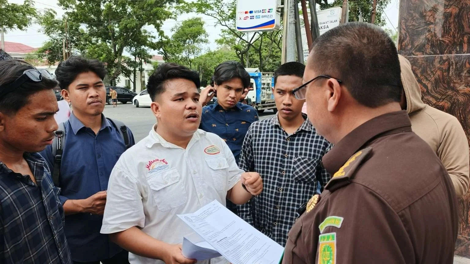 MAHASISWA DESAK KEJATI SUMUT USUT TUNTAS SAMPAI KE AKAR-AKARNYA DUGAAN PUNGLI DI KEJARI PADANG LAWAS.