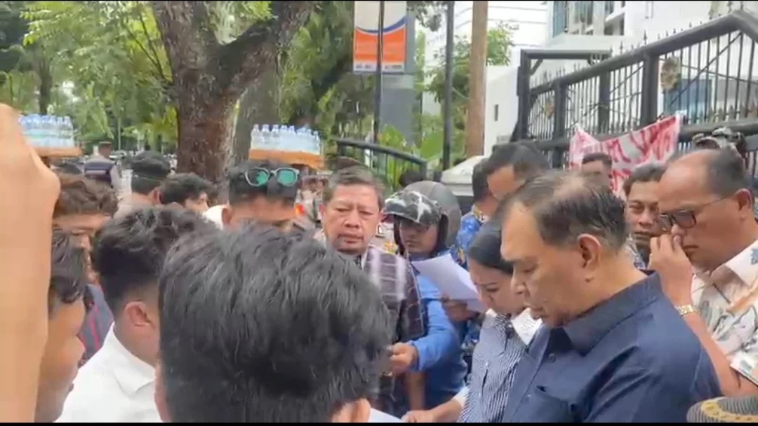 Mahasiswa Peduli Rakyat Sumatera Utara (AMPR-SU) bersama Gerakan Mahasiswa dan Pemuda Taat Amanah (GEMPITA) Demo di depan Kantor DPRD Sumatera Utara 