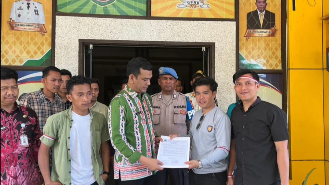 Ratusan massa yang tergabung dalam Gerakan Suara Rakyat (Gusur) Paluta menggelar aksi damai di depan Kantor DPRD