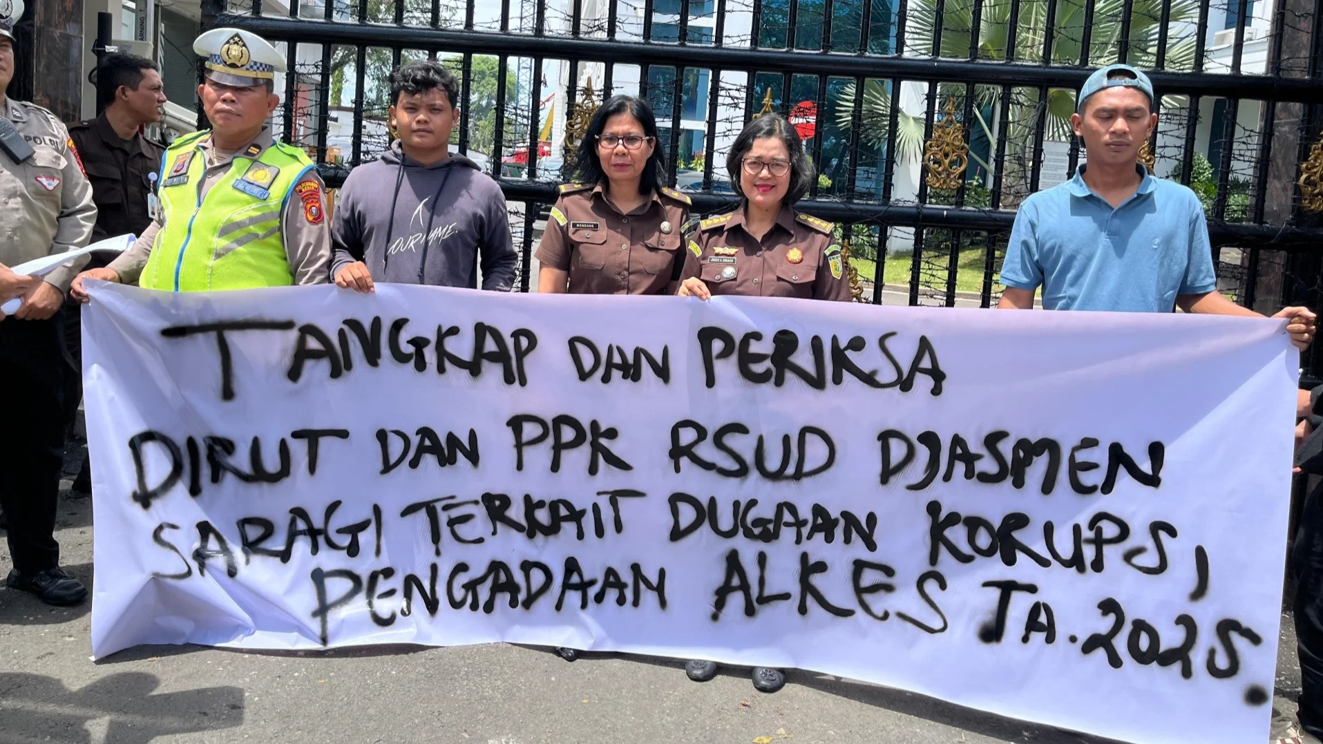 Ruang Aliansi Mahasiswa Pro Keadilan Sumatera Utara (RAMPOK SUMUT) Melakukan Aksi Ujuk Rasa Atas Dugaan Penyalahgunaan Wewenang dan Pengadaan Alkes 2025